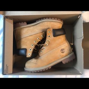 Timberlands (wheat) juniors 6 or women’s 8